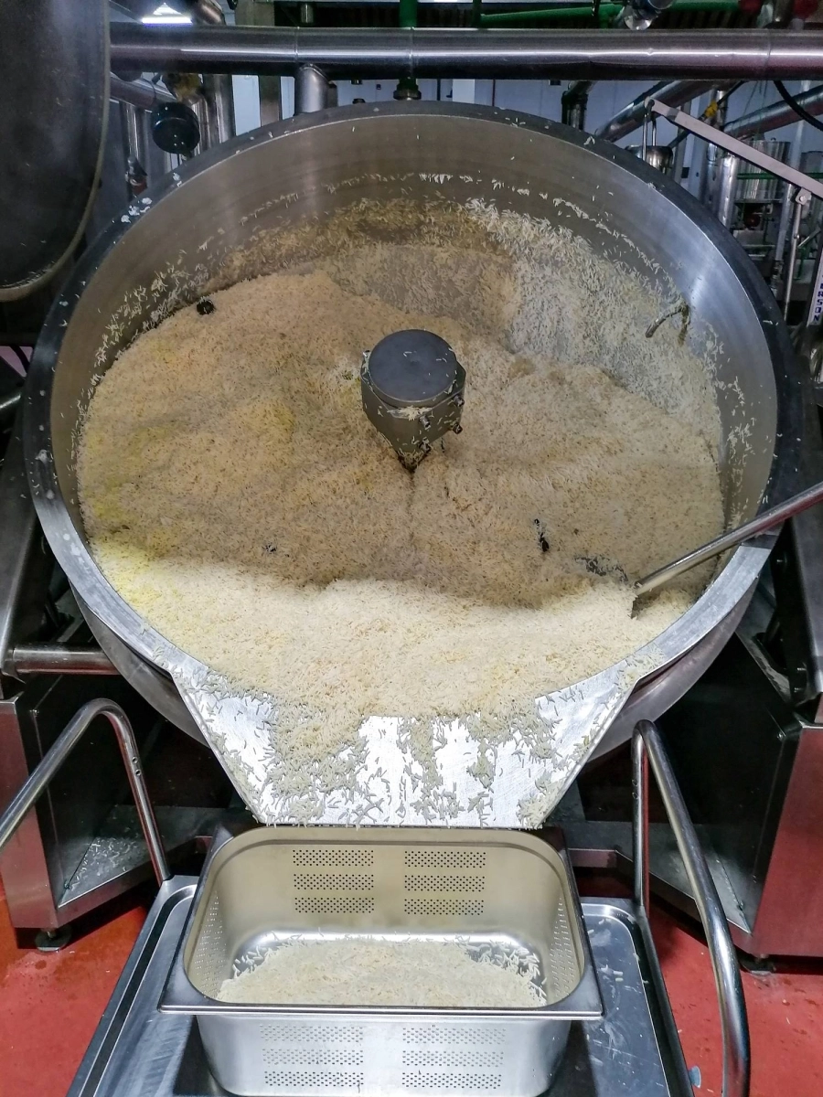 مراحل تحضير وجبات الحجاج المعقمة (أنس الحارثي)