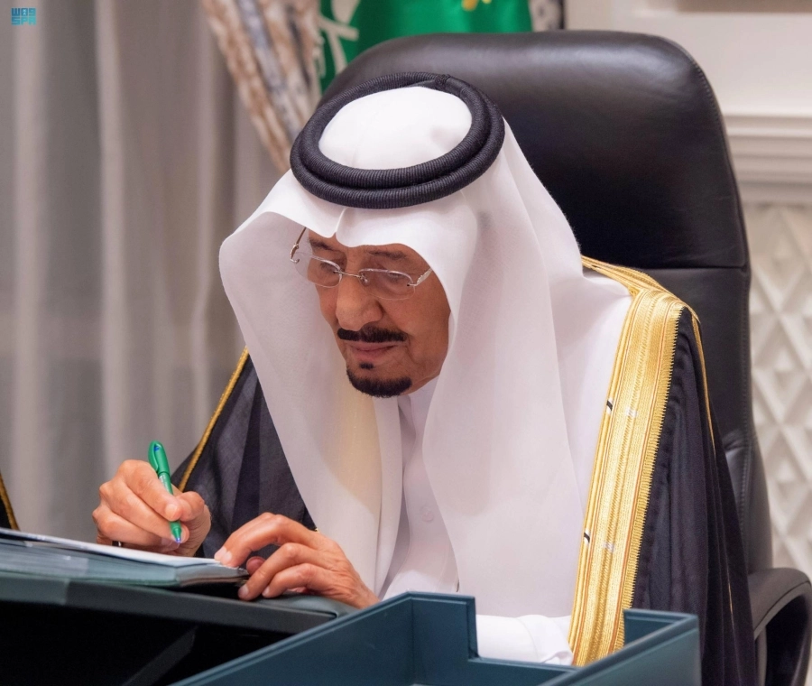 خادم الحرمين لدى ترؤسه جلسة مجلس الوزراء أمس الأول  (واس)