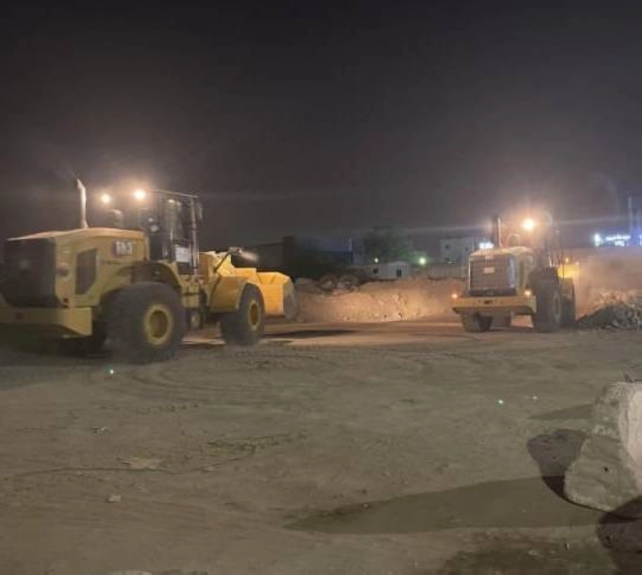 جانب من إزالة المخلفات