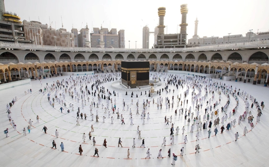 






حجاج يطوفون حول الكعبة في موسم سابق                                                                                  (مكة)