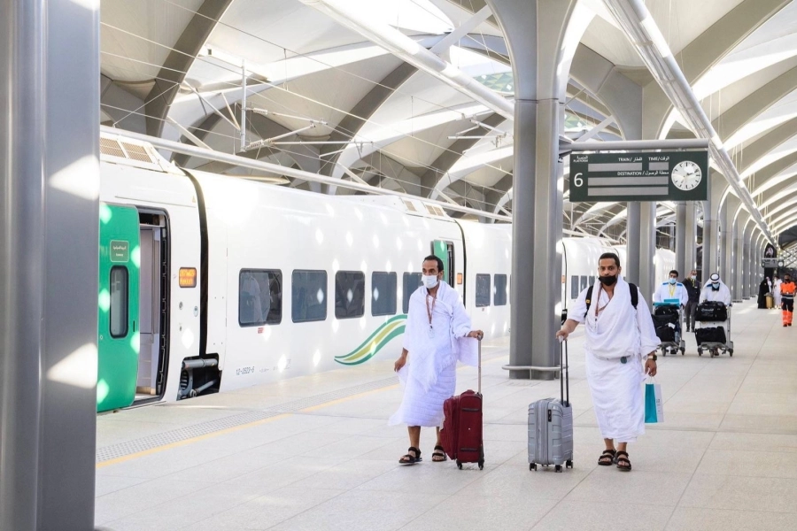 حجاج قادمين عبر قطار الحرمين 