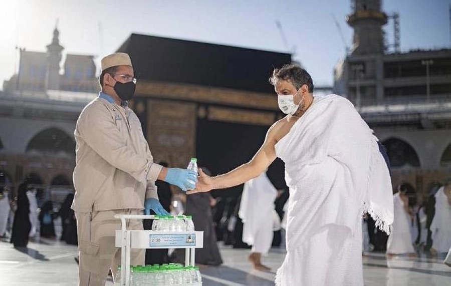 مشروع سقيا زمزم يوزع أكثر من 150 مليون عبوة منذ تدشينه (واس)