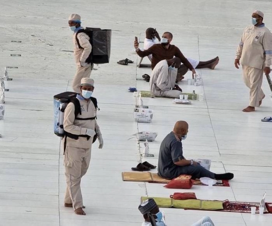 مشروع سقيا زمزم يوزع أكثر من 150 مليون عبوة منذ تدشينه (واس)