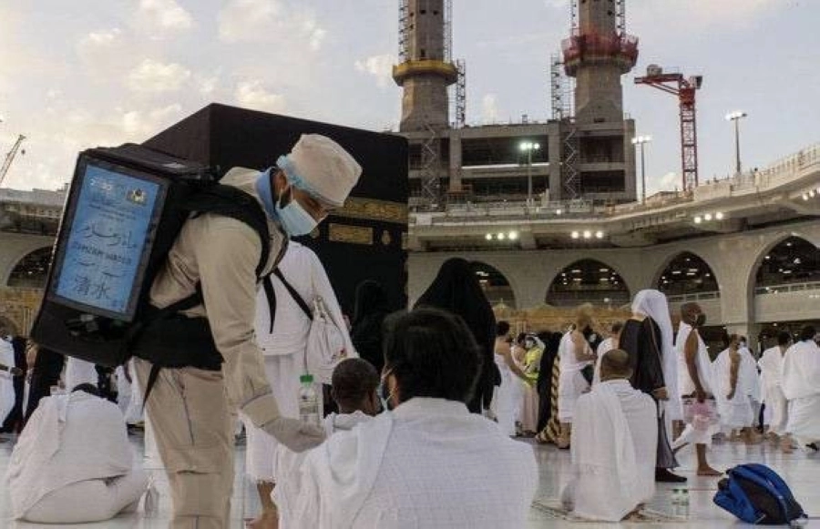 مشروع سقيا زمزم يوزع أكثر من 150 مليون عبوة منذ تدشينه (واس)