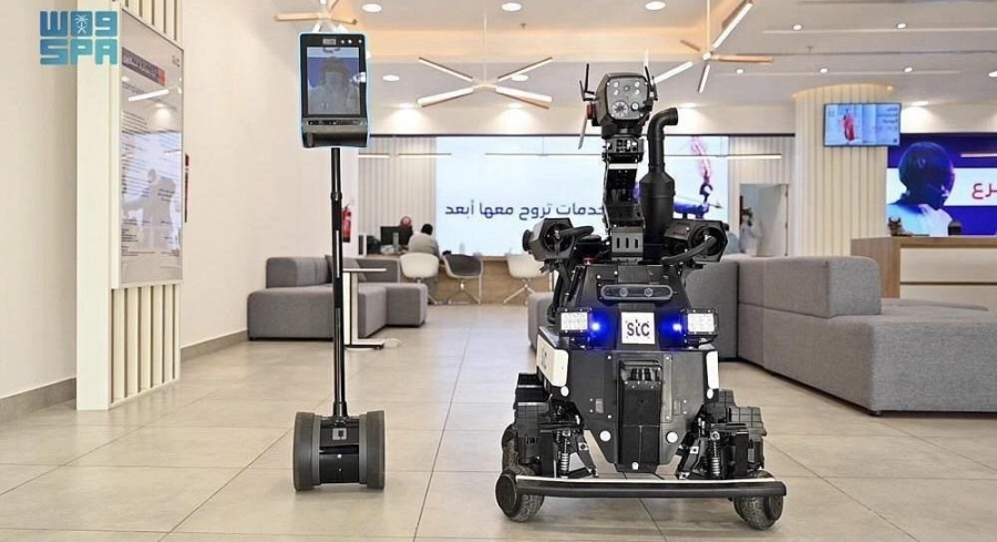 الروبوت الشخصي والروبوت الأمني يتسابقان لخدمة ضيوف الرحمن (واس)