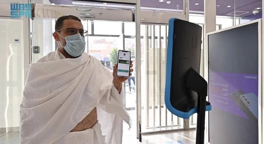 الروبوت الشخصي والروبوت الأمني يتسابقان لخدمة ضيوف الرحمن (واس)