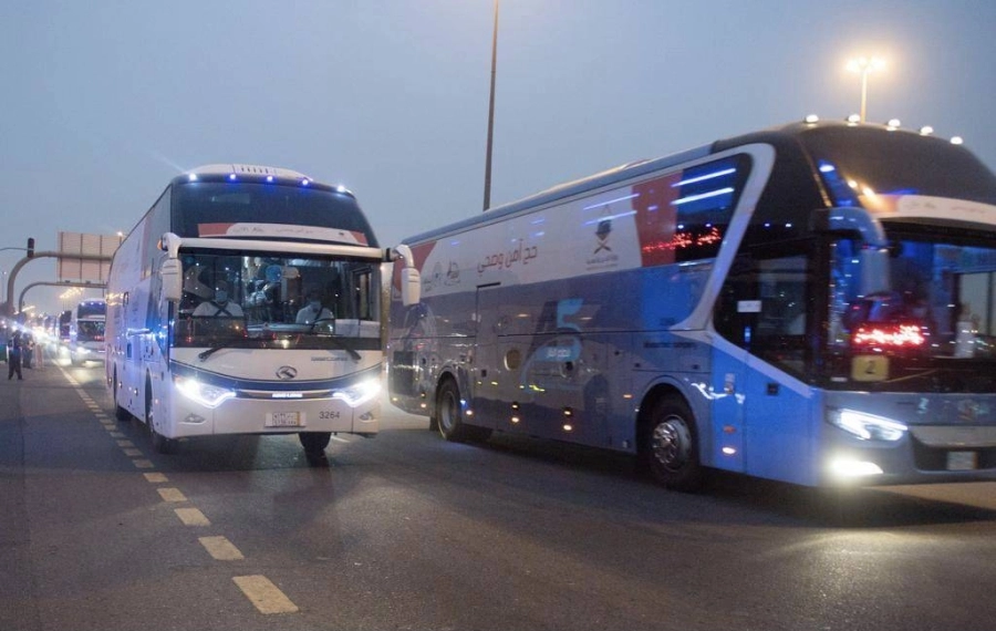 ضيوف الرحمن ينفرون إلى مزدلفة بعد أن منّ الله عليهم بالوقوف على صعيد عرفات (واس)