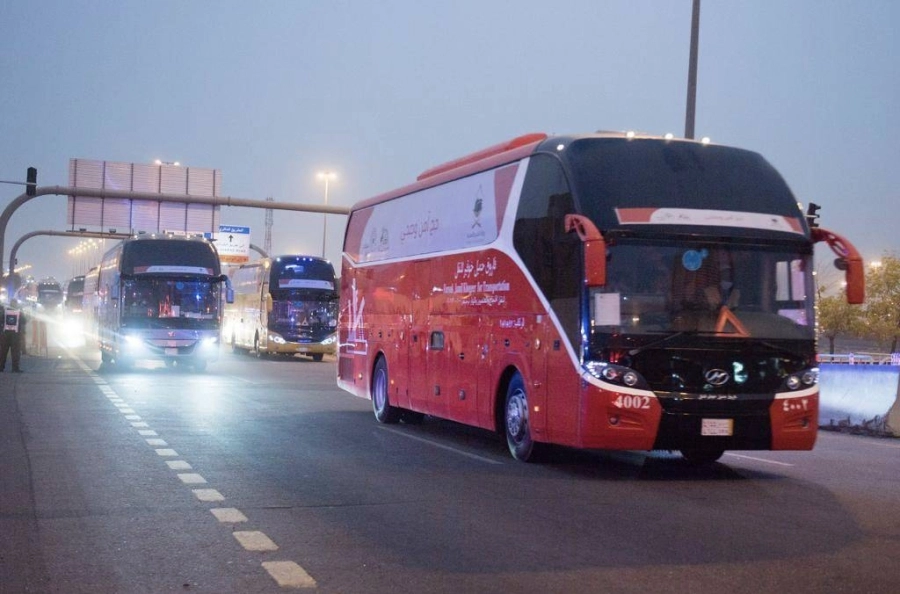 ضيوف الرحمن ينفرون إلى مزدلفة بعد أن منّ الله عليهم بالوقوف على صعيد عرفات (واس)