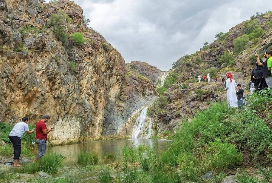 الباحة تستقطب محبي التخييم والتسلق في صيف السعودية وسط أجواء الطبيعة