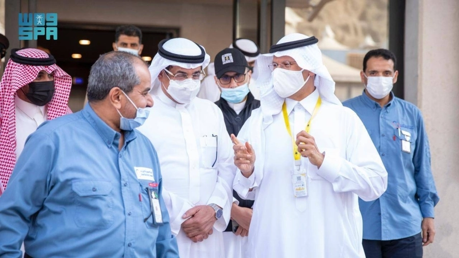 عبدالعزيز بن سلمان وعصام بن سعيد خلال الجولة (مكة)