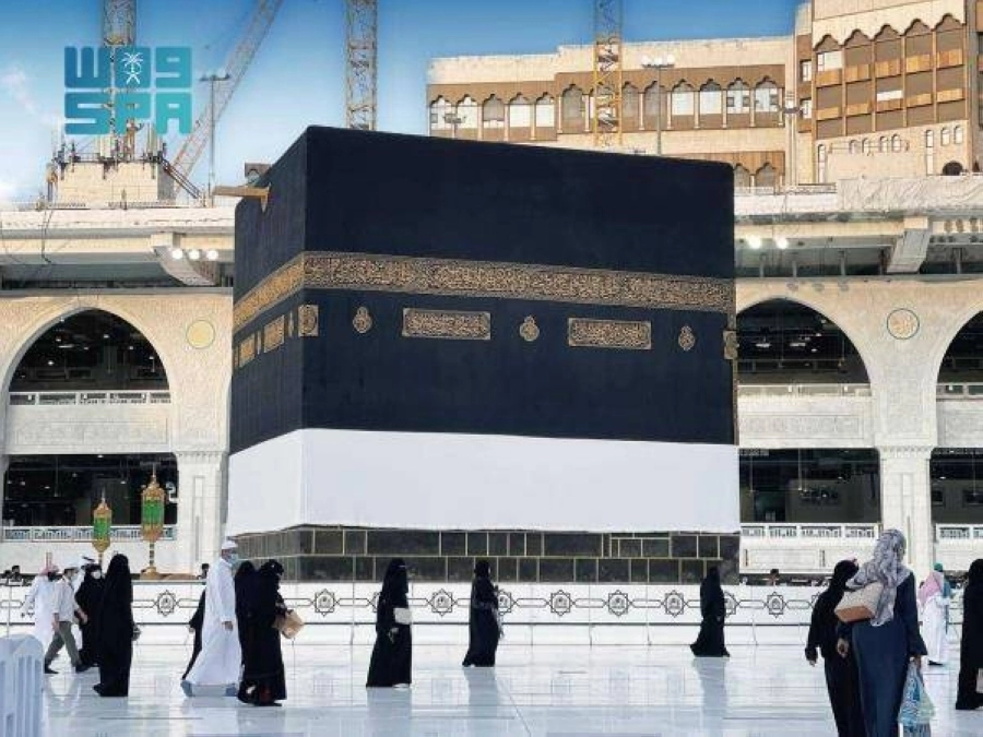 الحجاج خلال طواف الإفاضة أمس الأول (مكة)