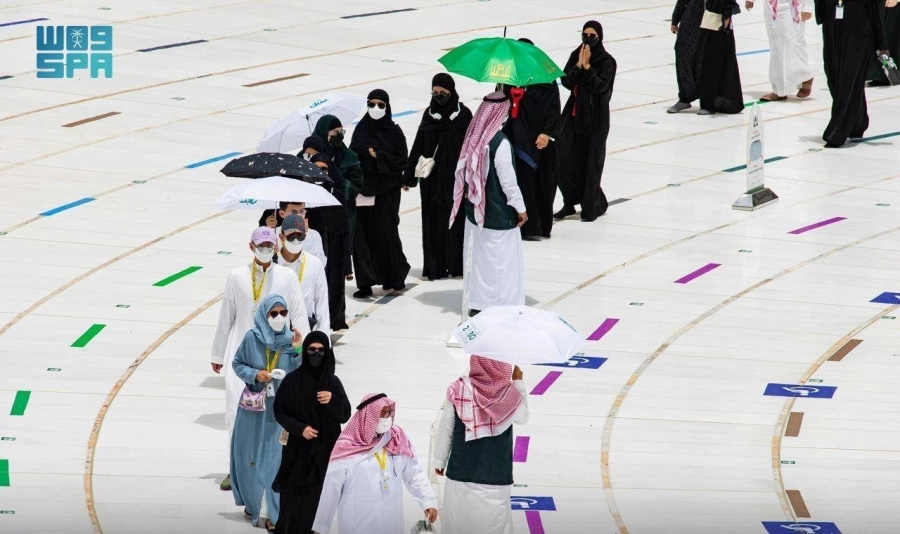 حجاج متعجلون يؤدون طواف الوداع أمس (مكة)