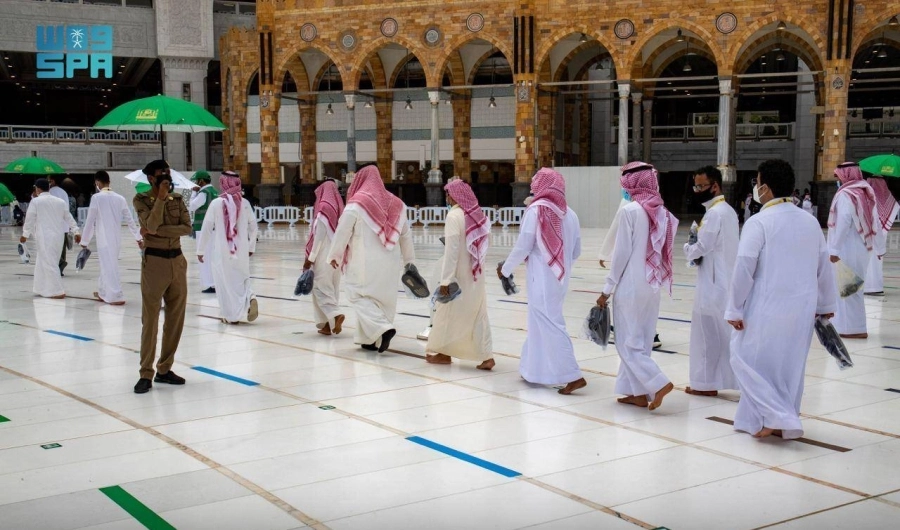 حجاج متعجلون يؤدون طواف الوداع أمس (مكة)