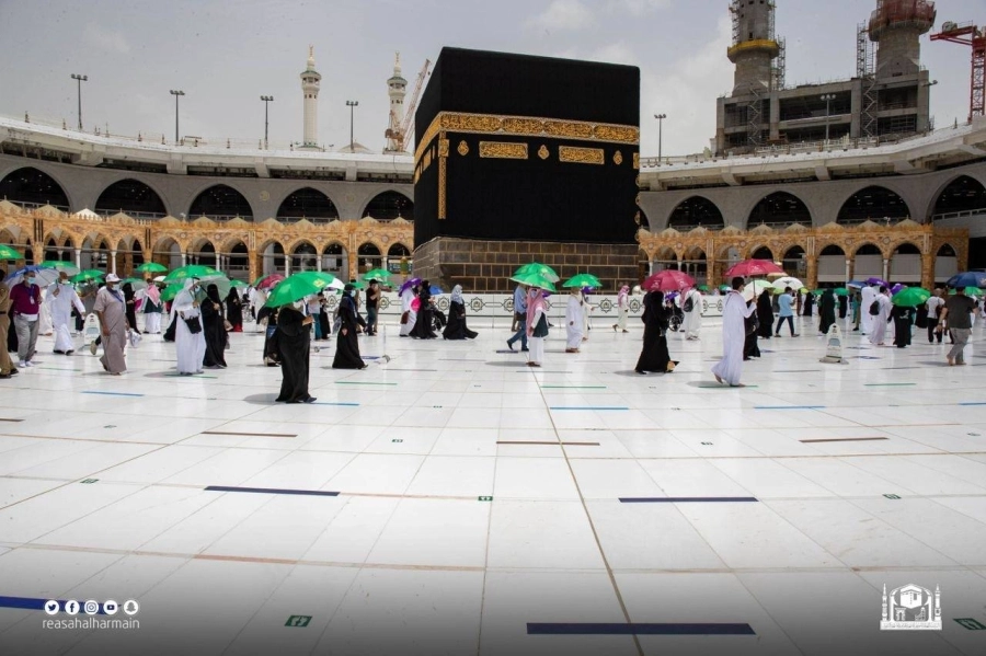 حجاج متعجلون يؤدون طواف الوداع أمس (مكة)