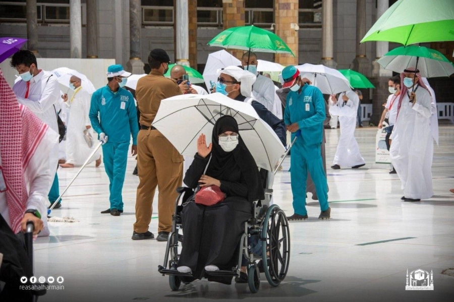 حجاج متعجلون يؤدون طواف الوداع أمس (مكة)