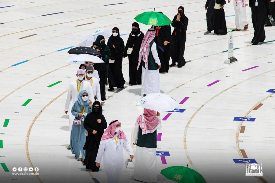 حجاج متعجلون يؤدون طواف الوداع أمس (مكة)