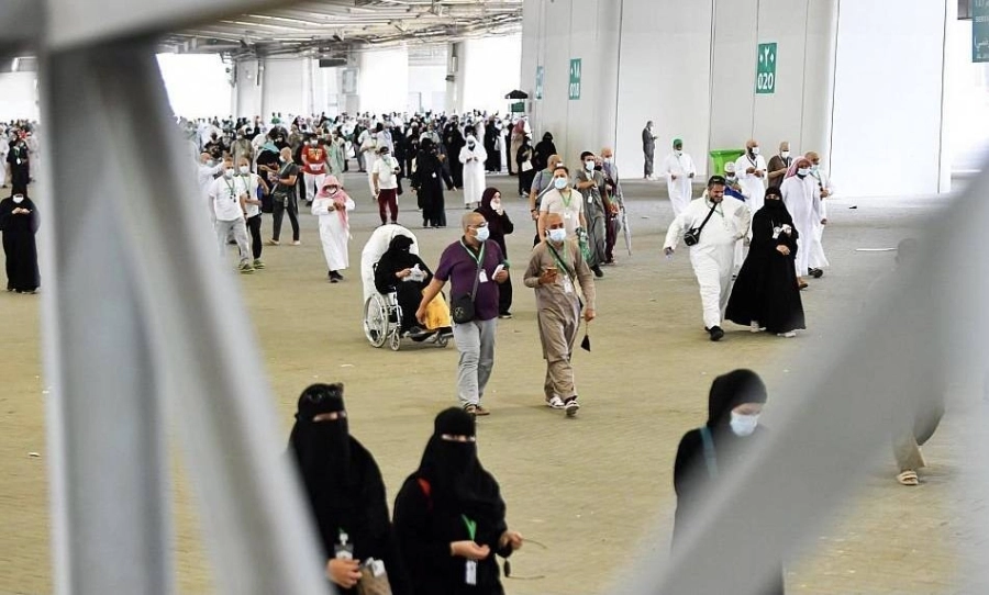 حجاج بيت الله الحرام يكملون رمي الجمرات ثاني أيام التشريق (واس)