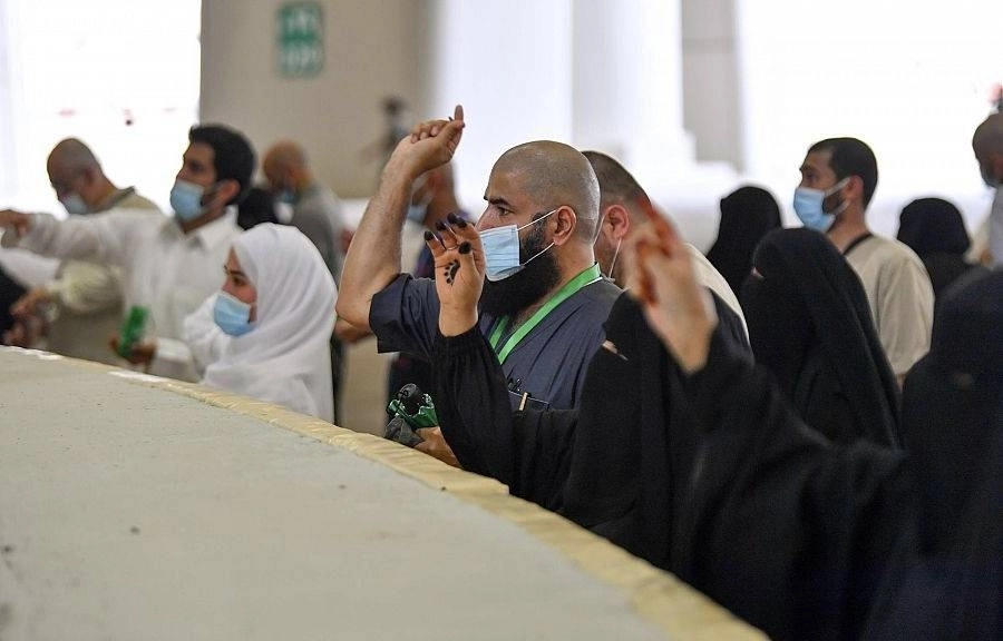 حجاج بيت الله الحرام يكملون رمي الجمرات ثاني أيام التشريق (واس)