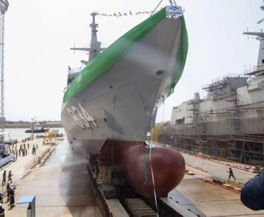 قائد القوات البحرية الملكية السعودية يرعى مراسم تعويم سفينة جلالة الملك "جازان" (واس)