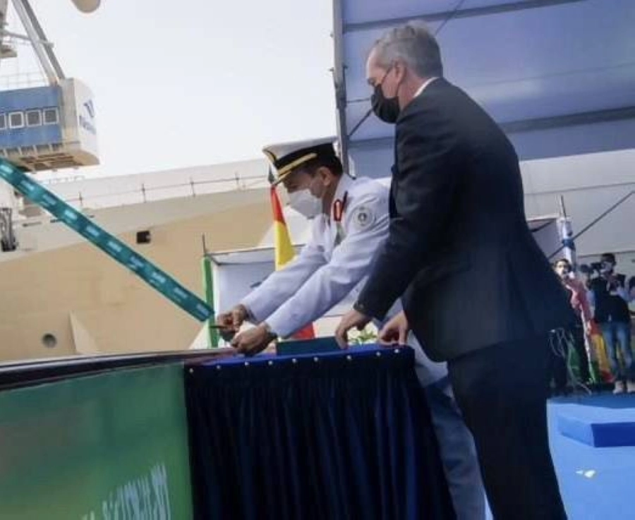 قائد القوات البحرية الملكية السعودية يرعى مراسم تعويم سفينة جلالة الملك "جازان" (واس)