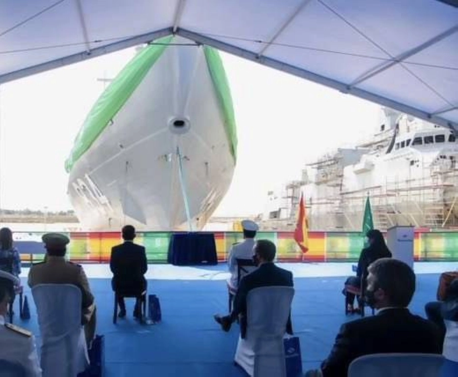قائد القوات البحرية الملكية السعودية يرعى مراسم تعويم سفينة جلالة الملك "جازان" (واس)