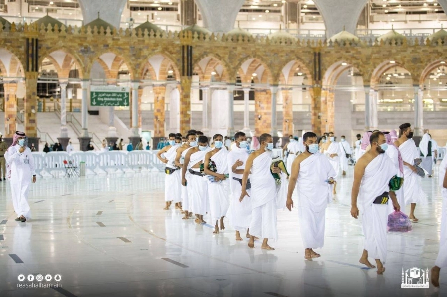 






أول فوج من المعتمرين بعد موسم الحج                              (مكة)