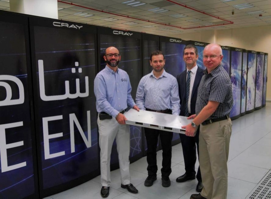 فريق مختبر الحوسبة الفائقة في كاوست أثناء عملهم على الحاسوب العملاق شاهين 2 في الحرم الجامعي.