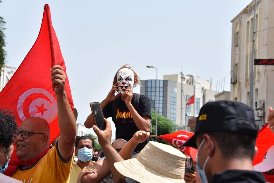 تونسيون يحتفلون في الشوارع (د ب أ)