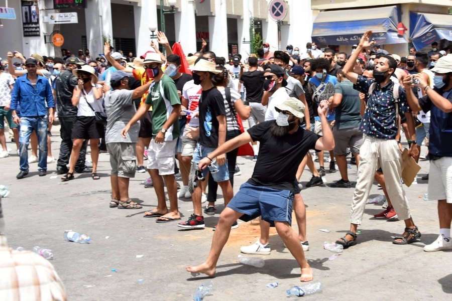 






التونسيون يخشون عودة الفوضى