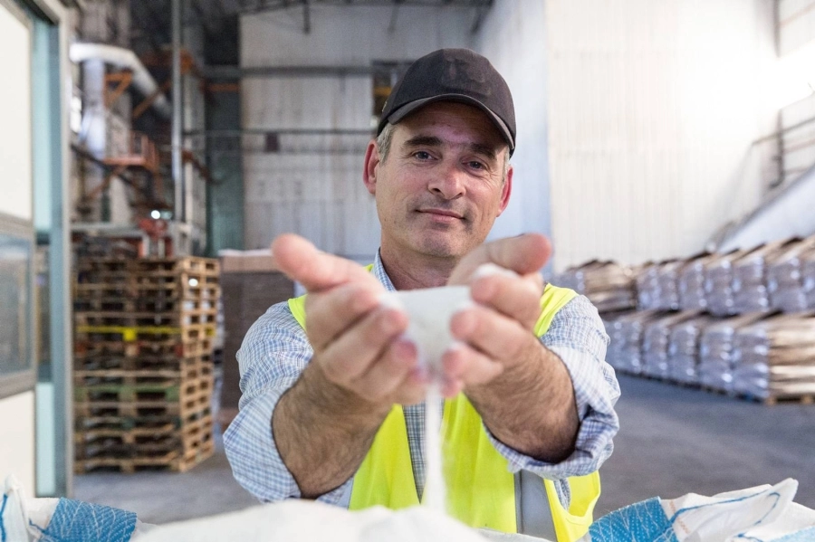 عامل في مصنع للسكر (مكة)