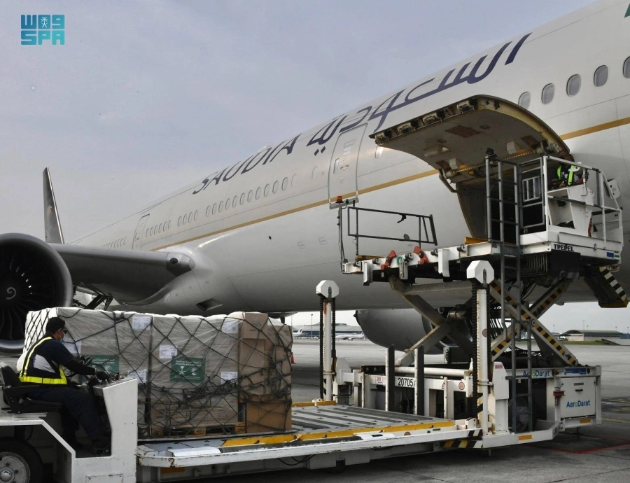 الجسر الجوي السعودي لدى وصوله كوالالمبور أمس (واس)