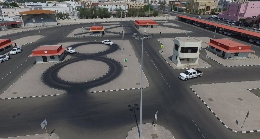 






إحدى مدارس تعليم القيادة                                           (مكة)