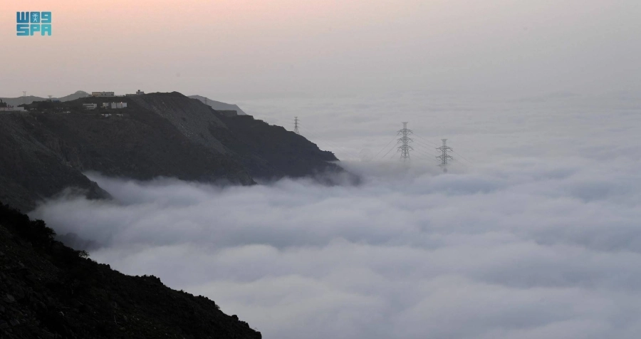 






السحب تلامس مرتفعات عسير                                                                                    (مكة)