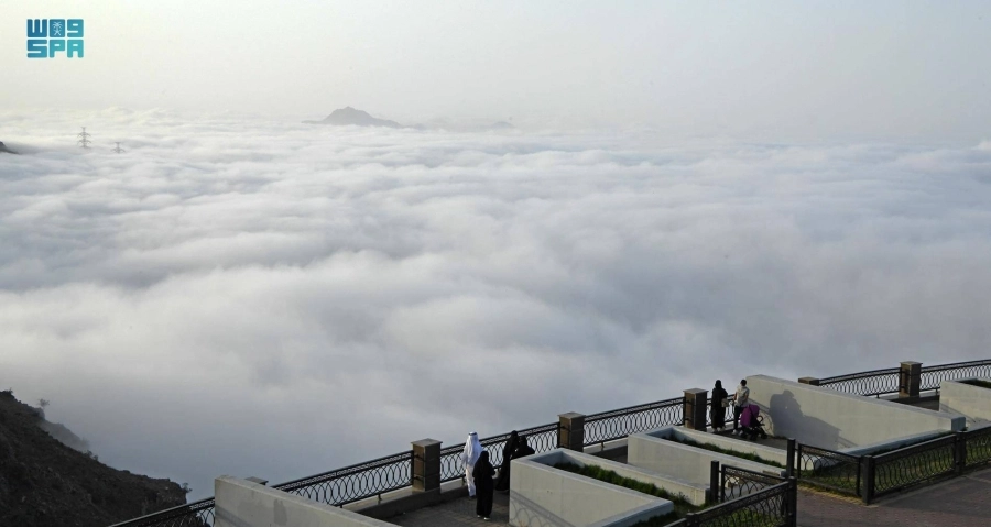 السحب تلامس مرتفعات عسير (مكة)