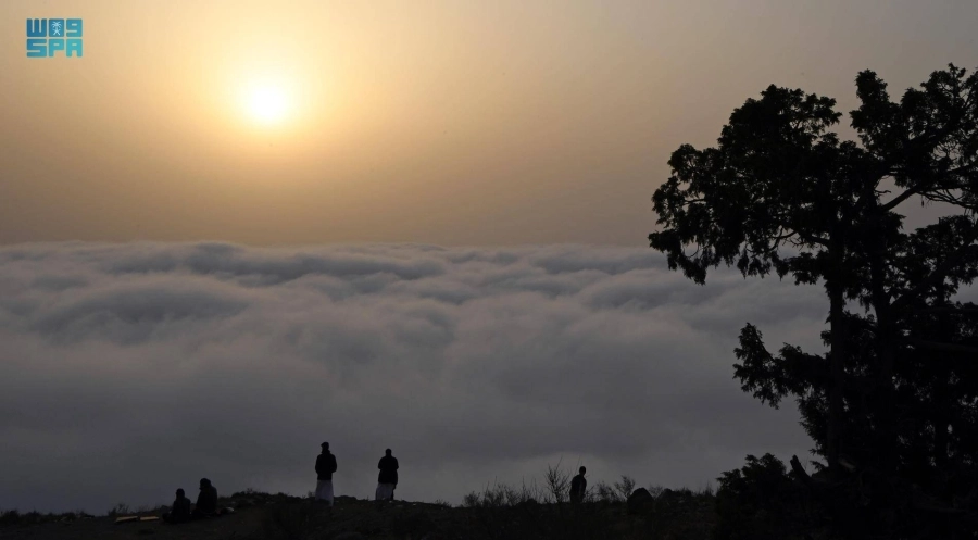 السحب تلامس مرتفعات عسير (مكة)