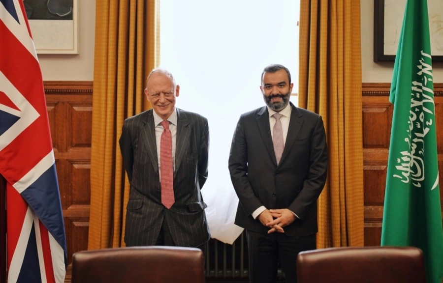 السواحه يلتقي وزير الاستثمار البريطاني لتعزيز إسهام القطاع الخاص في اقتصادات الفضاء