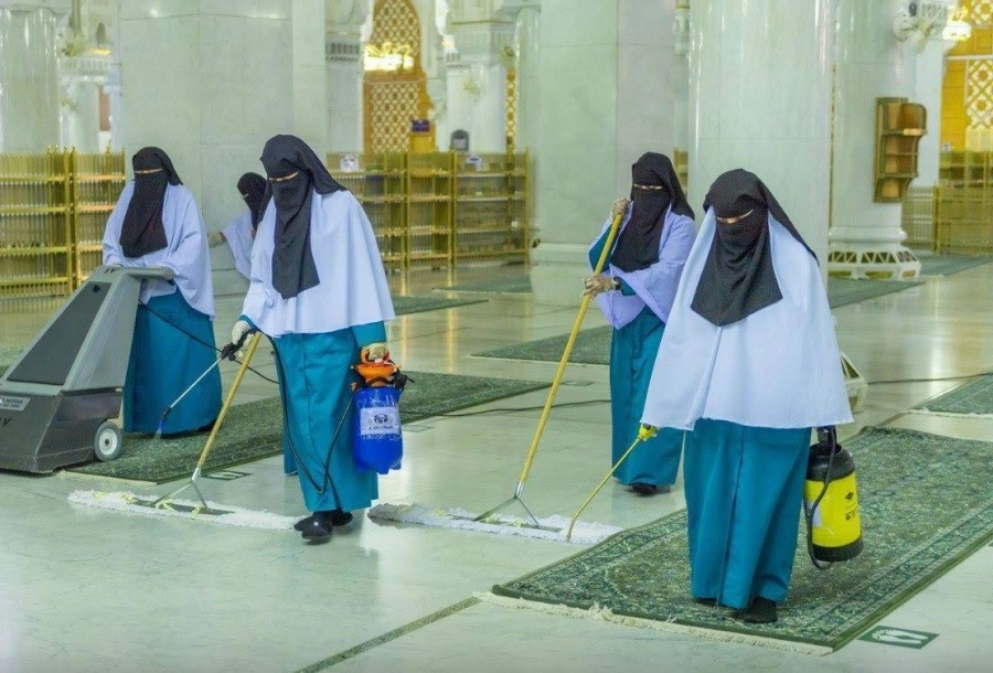 عاملات بالأقسام النسائية في المسجد الحرام          (مكة)1