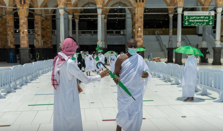 من توزيع المظلات على المعتمرين      (مكة)