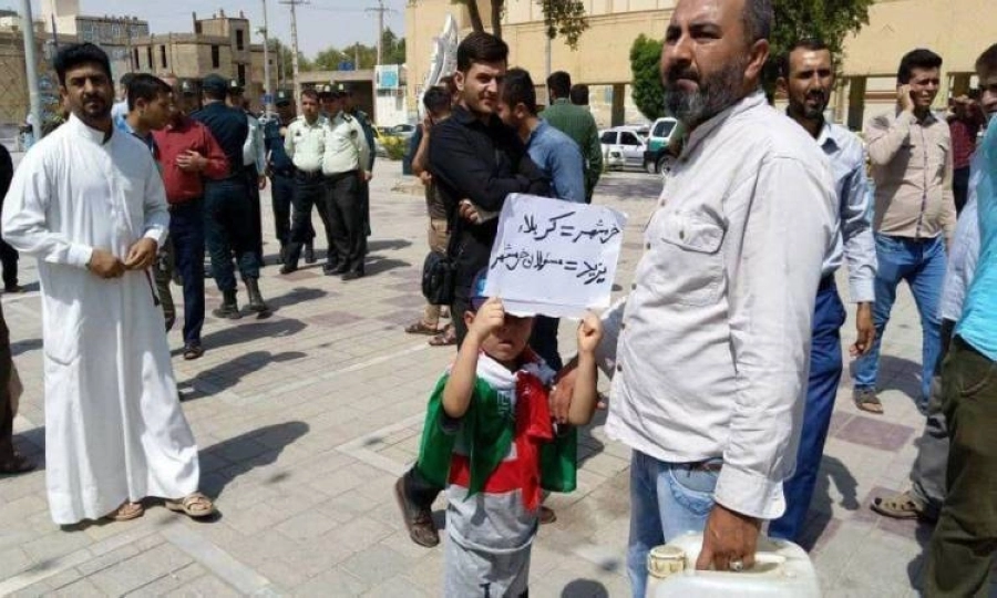 طفل صغير يرفع شعارا مناهضا لإيران   (مكة)