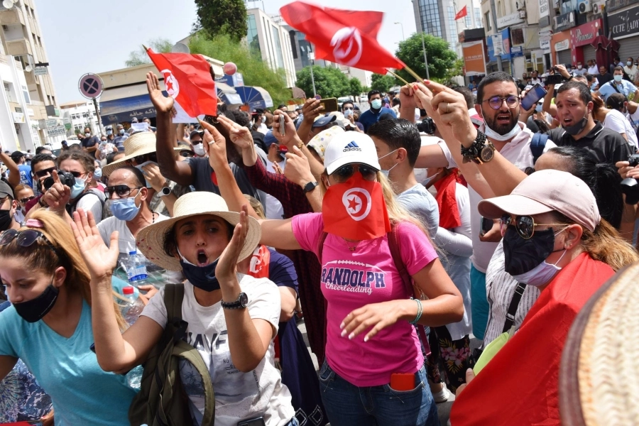 متظاهرون في شوارع تونس ضد حركة النهضة الإخوانية                                    (د ب أ)