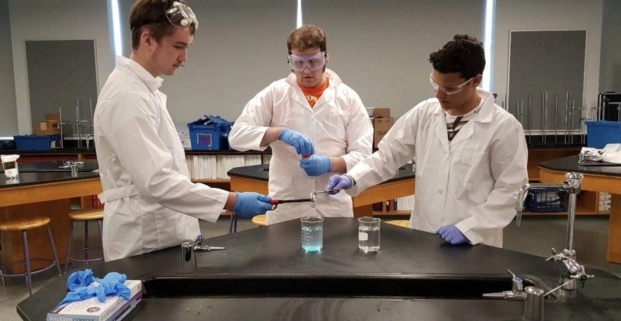 "موهبة": 105 طلبة موهوبين "سفراء" في أعرق جامعات العالم