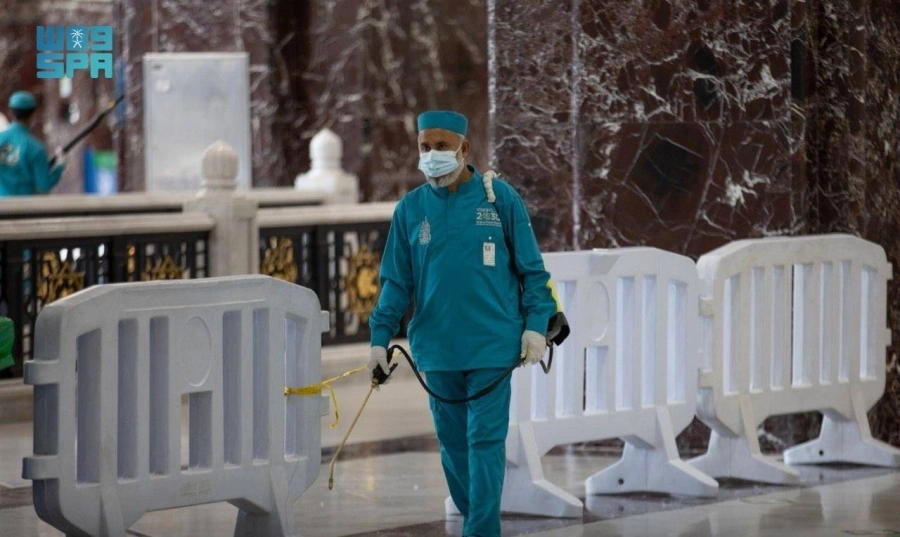 من أعمال التعقيم بالمسجد الحرام (مكة)