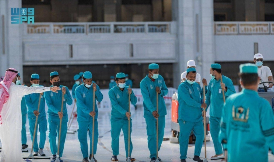 






عمال خلال تطهير المسجد الحرام                          (مكة)