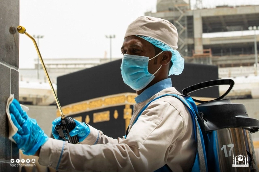 عامل خلال تعقيم المسجد الحرام (مكة)