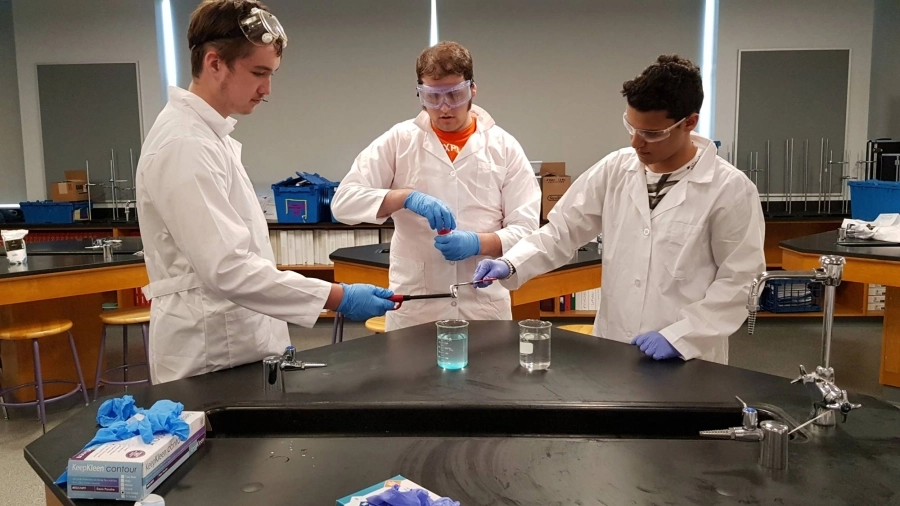 






طلاب موهوبون خلال البرنامج                                                  (مكة)