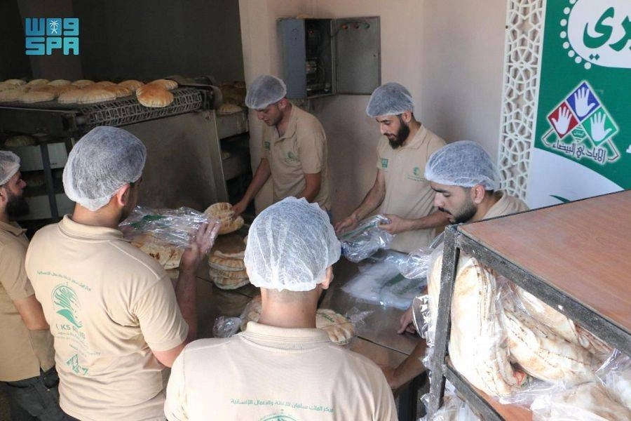 تجهيز الخبز لتوزيعه مجانا (واس)