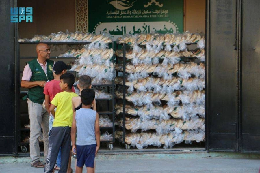 






أطفال ينتظرون دورهم في تسلم الخبز                                 (واس)