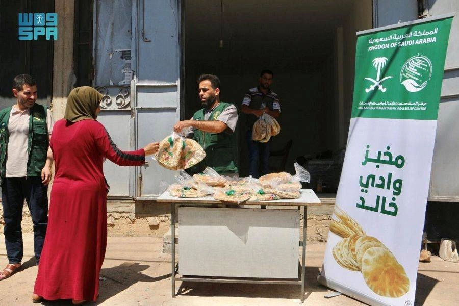 المركز يوزع الخبز في لبنان (واس)