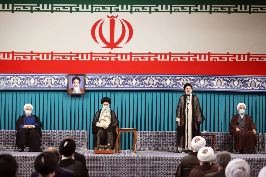 لحظة تنصيب رئيسي في ايران (د ب أ)