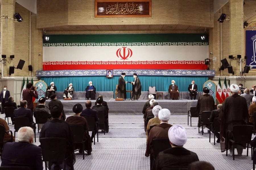 






رئيسي يتسلم مهام حكم إيران                                                                                                      (د ب أ)